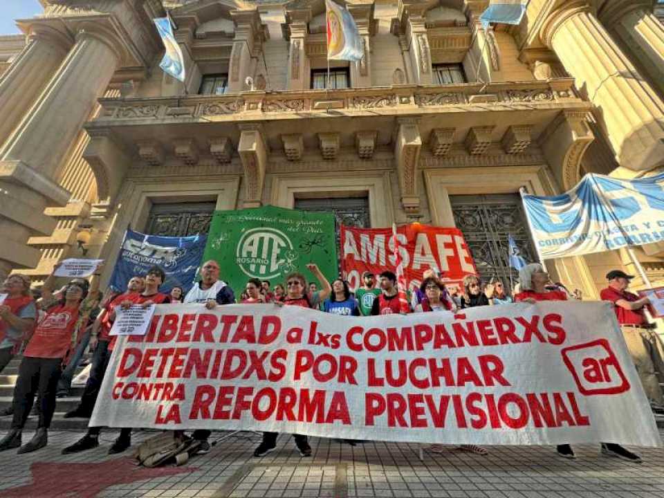 multitudinaria-marcha-frente-a-gobernacion-“contra-la-criminalizacion-gremial”