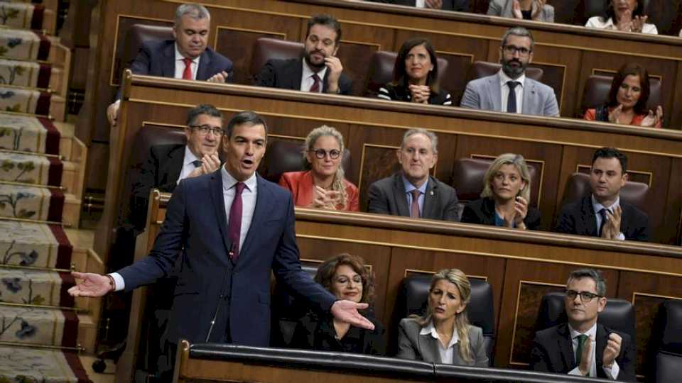 El Gobierno ve en Ayuso y Vox el “seguro de vida” contra una moción de censura de Feijóo