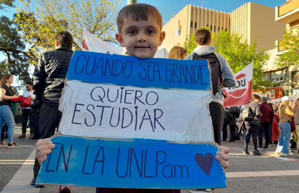 donde-choca-el-discurso-de-milei:-el-35%-de-los-estudiantes-de-la-unlpam-tambien-trabaja