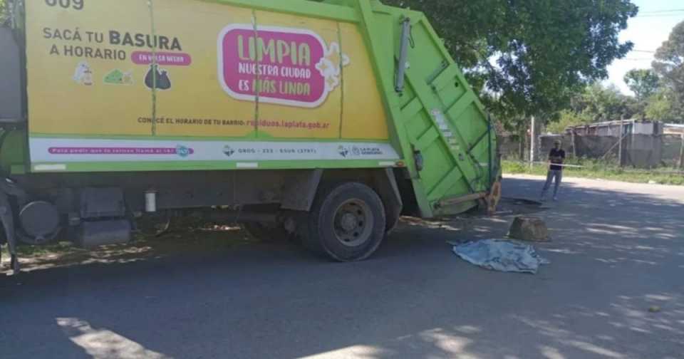 iban-cuatro-personas-en-una-moto,-se-cayo-un-nene-de-3-anos-y-un-camion-lo-paso-por-encima