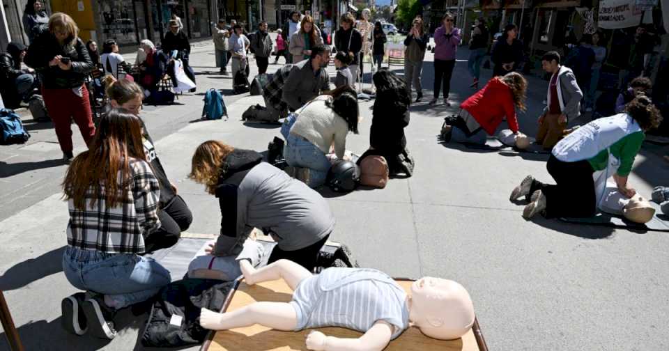 las-universidades-continuan-movilizadas-en-bariloche-y-profundizan-la-protesta