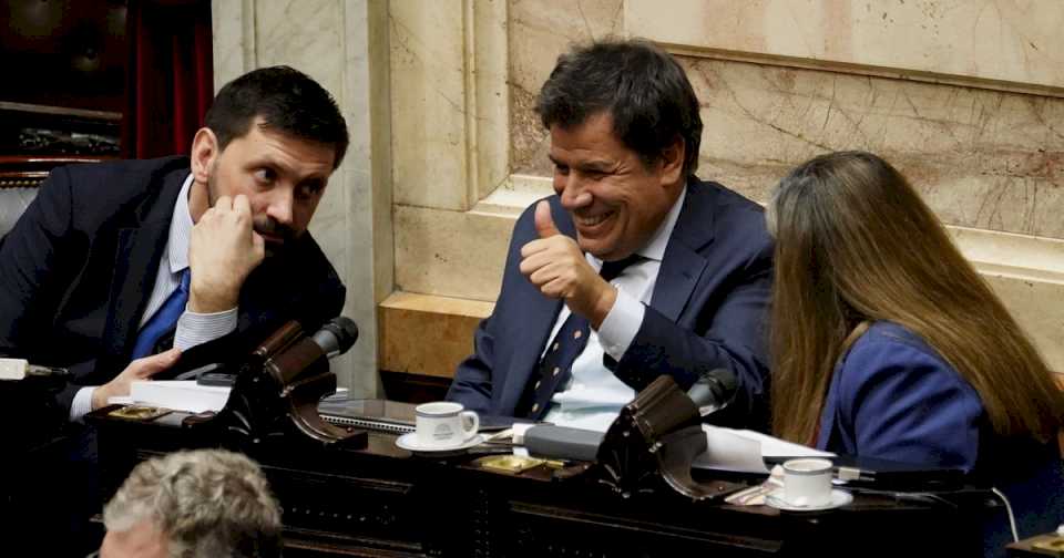 Ultimátum de un sector de los radicales para que se vayan los diputados que votaron con Milei y evitar la fractura del bloque