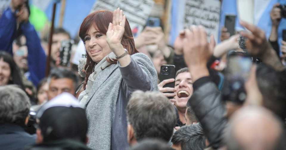 cristina-kirchner-falto-al-acto-de-kicillof-por-el-dia-de-la-lealtad,-pero-dijo-presente-en-el-de-la-campora-en-la-ciudad:-llamo-a-«enderezar-al-peronismo»