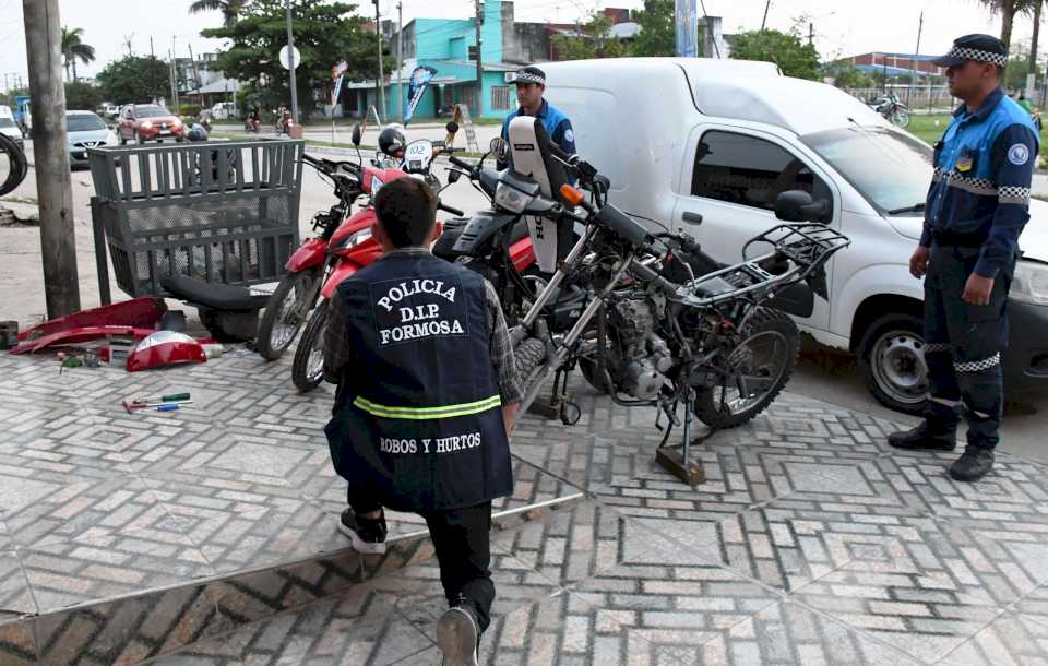 Allanaron taller mecánico del barrio Eva Perón que tenía motos robadas: adulteraban números de cuadro y motor