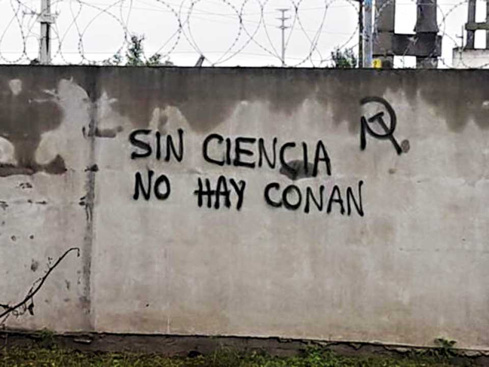 Casilda: dos jóvenes estudiantes detenidos en inusual operativo por pintar “Sin ciencia no hay Conan”