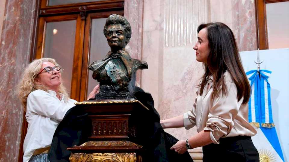 Villarruel rindió homenaje a Isabel Martínez de Perón con la inauguración de un busto en el Senado