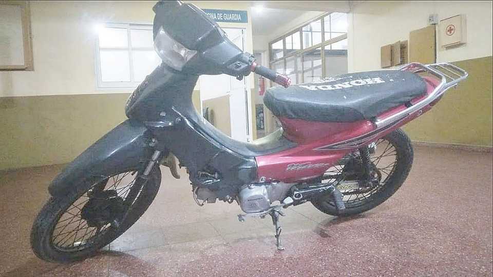 Un sujeto fue detenido por realizar maniobras peligrosas con su motocicleta