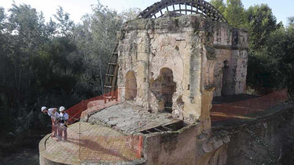 asi-luce-la-noria-de-la-albolafia-despues-de-su-limpieza