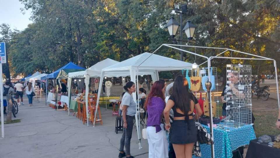 Feria de emprendedores temática en plaza Alvarado