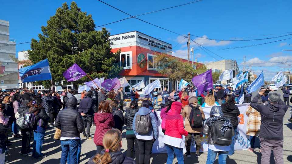 reclamo-por-el-aumento-de-las-tarifas-frente-a-la-cooperativa-electrica