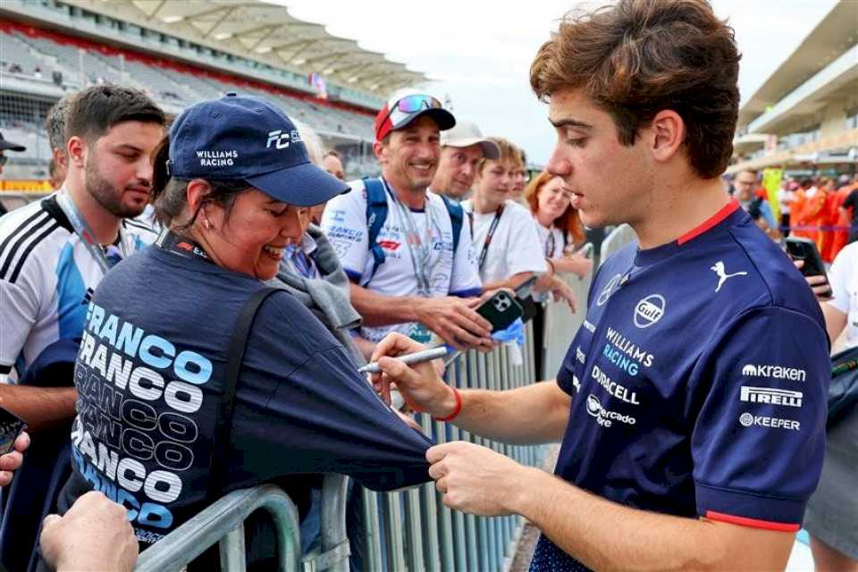 Furor por Franco Colapinto en Austin: gestos con los fanáticos argentinos y humor con una influencer