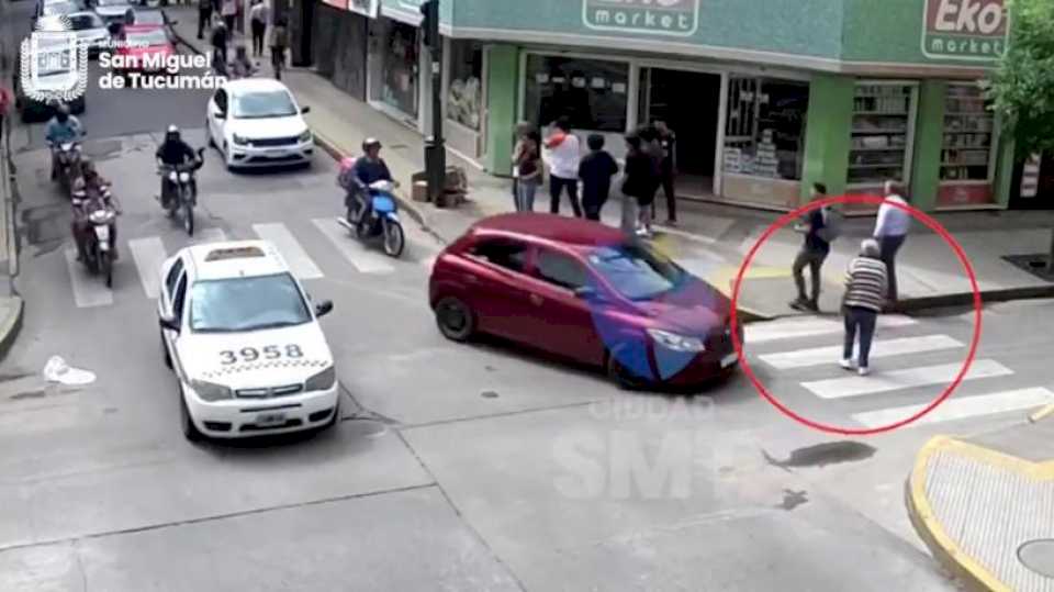 «la-prioridad-es-del-peaton»:-un-auto-choco-a-un-abuelo-que-cruzaba-en-9-de-julio-y-crisostomo