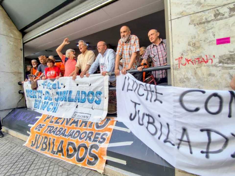 reclamos-en pami-contra-el-ajuste:-“los-jubilados-tienen-que-decidir-si-comen-o-compran-medicamentos”