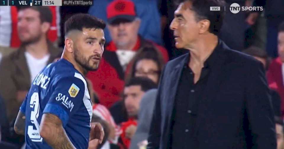 mal-momento-en-velez:-elias-gomez-y-claudio-aquino-se-enfurecieron-con-gustavo-quinteros-cuando-los-saco-en-el-partido-contra-river