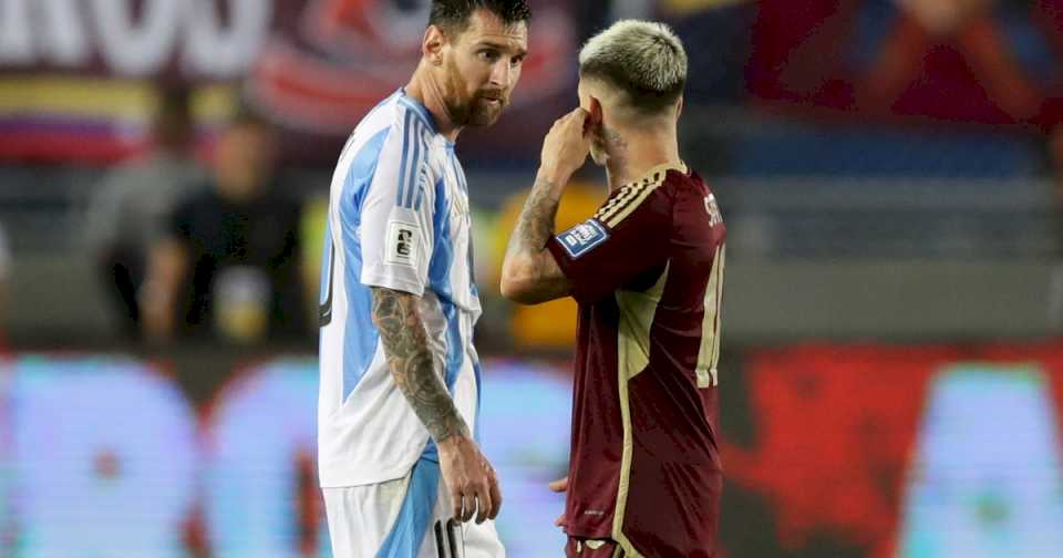 yeferson-soteldo-le-apunto-a-lionel-messi,-conto-por-que-discutieron-en-el-empate-en-venezuela-y-subio-la-apuesta:-«el-era-el-que-no-paraba-de-hablar»