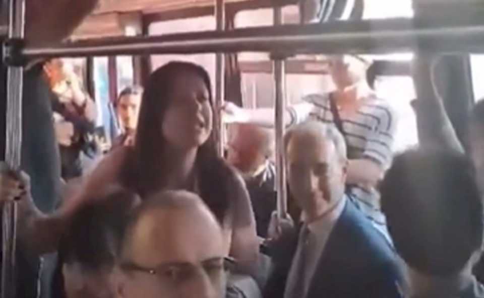 sandra-pettovello-se-cruzo-con-pasajeros-que-la-insultaron-en-el-aeropuerto:-«ganamos-las-elecciones,-aguantensela»