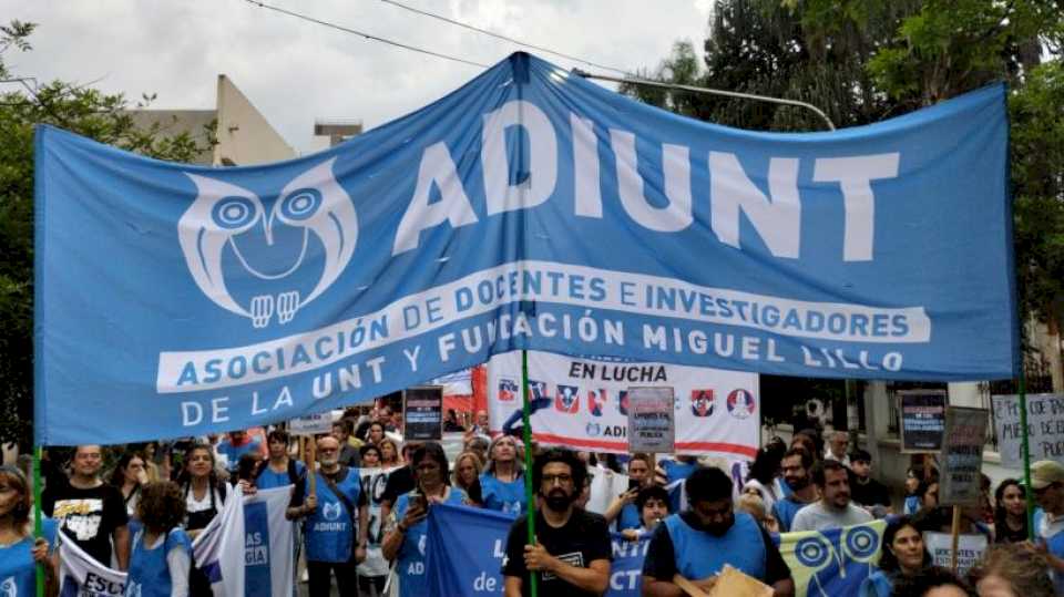 Docentes universitarios convocan a un paro nacional de una semana