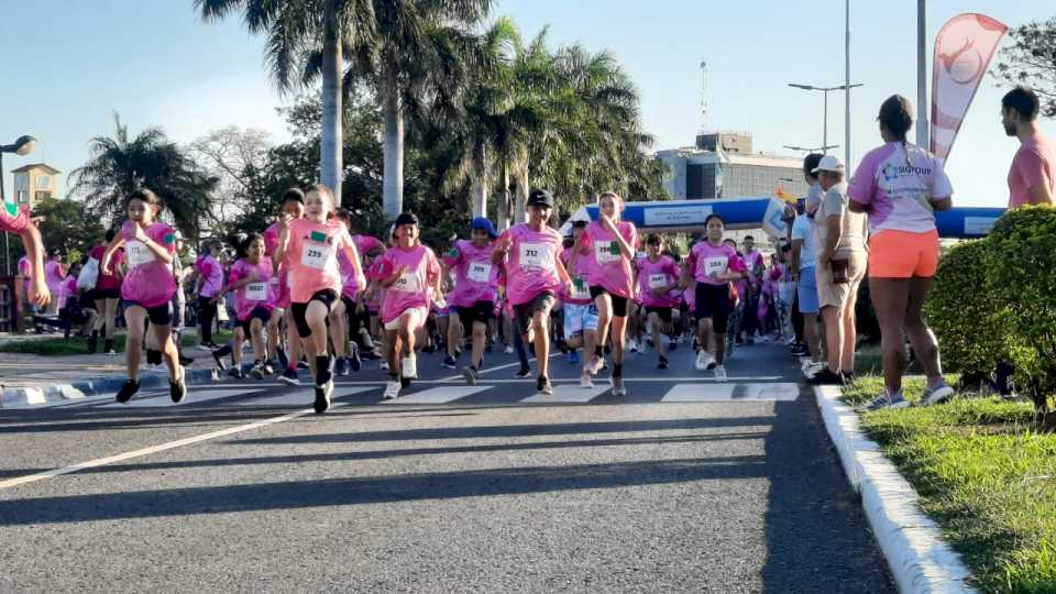 Más de tres mil personas corrieron en la Maratón Rosa