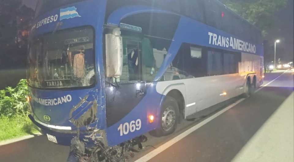 Un motociclista murió al chocar con un colectivo en la ruta 9/34, en Metán