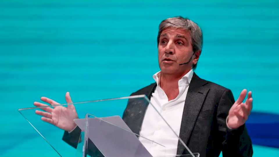 Luis Caputo asistirá a la cumbre anual del FMI con los positivos resultados del plan «emisión cero»