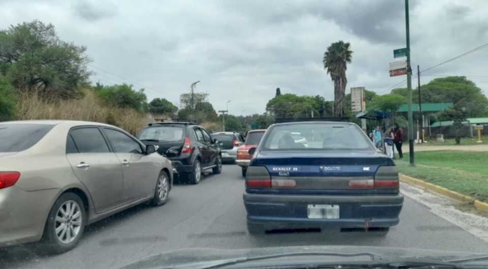 cerrillos:-la-luz-roja-del-semaforo-de-los-alamos,-de-las-mas-largas-del-pais