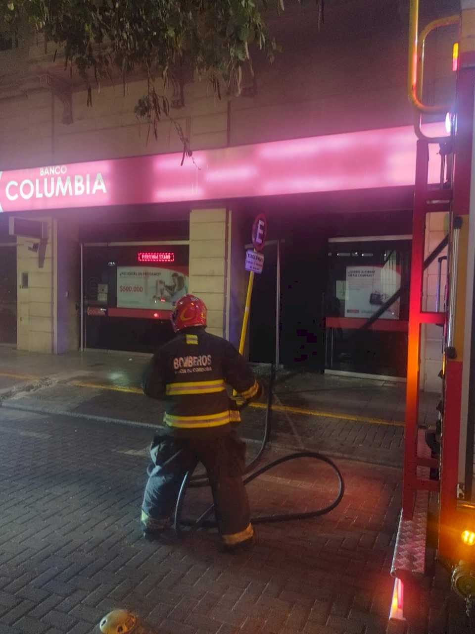 se-incendio-una-sucursal-bancaria-en-cordoba-capital-y-parte-del-edificio-quedo-muy-danado