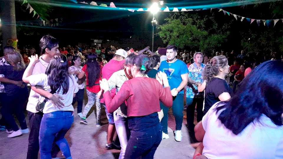 Añatuya festejó el Día de la Madre con un multitudinario evento lleno de música y sorteos