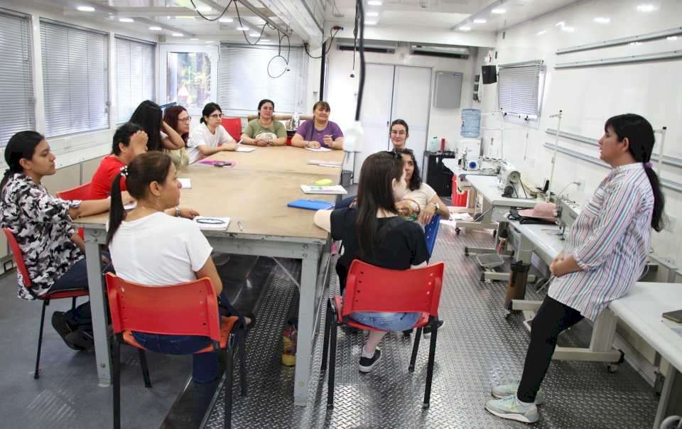 Capacitan a emprendedores en la confección y diseño de indumentarias