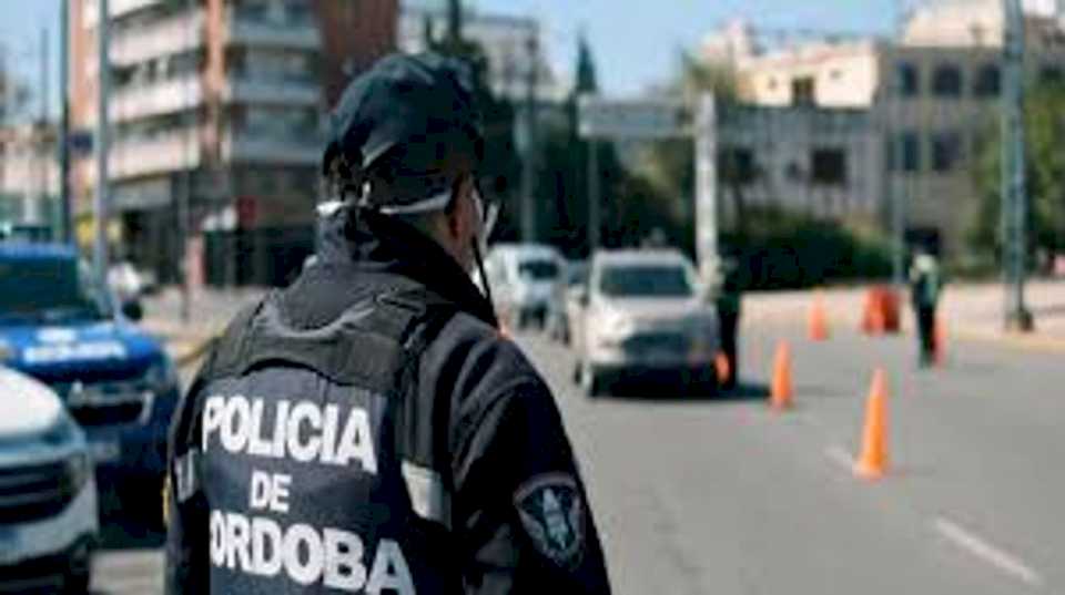 cordoba:-intento-evitar-un-control-policial-arrojando-piedras-y-quedo-detenido