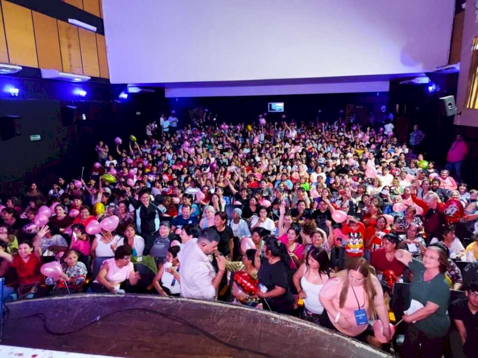 Emiliano Durand celebró el Día de la Madre en el Cine Opera