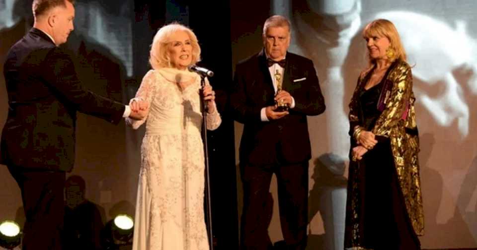 mirtha-legrand-recibio-el-martin-fierro-de-brillante:-«por-favor-no-cierren-el-incaa»