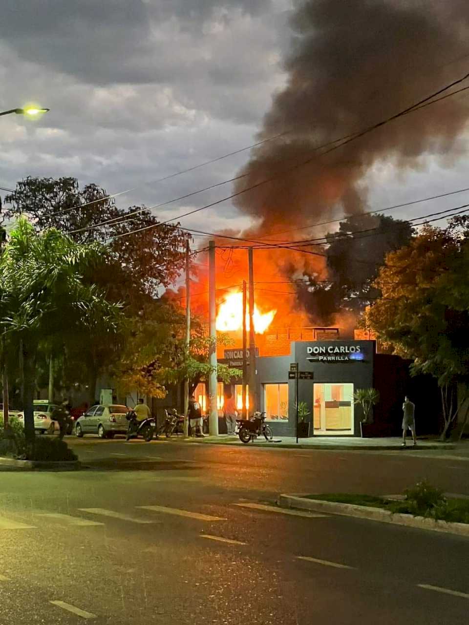 Incendio en parrillada desata caos en la Avenida Belgrano: Pánico entre vecinos y conductores