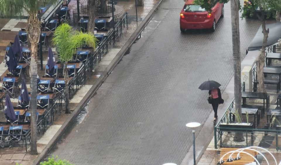 lluvia-en-carlos-paz:-menos-intensidad-por-la-manana,-pero-se-esperan-tormentas-fuertes-por-la-noche