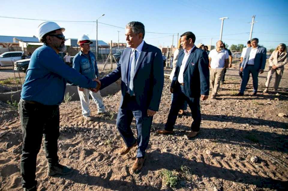 figueroa firmo-el-reinicio-de-la-obra-del-nuevo-edificio-de-la-epet-23-de-anelo