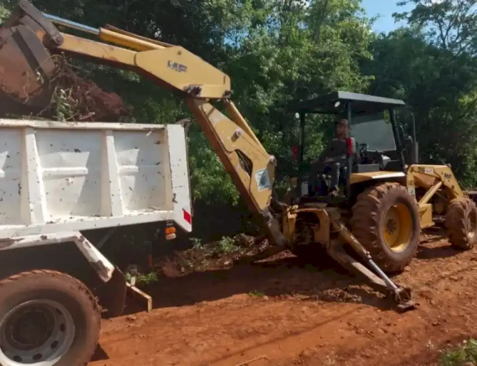 continuan-los-trabajos-de-obras-publicas-en-jardin-america