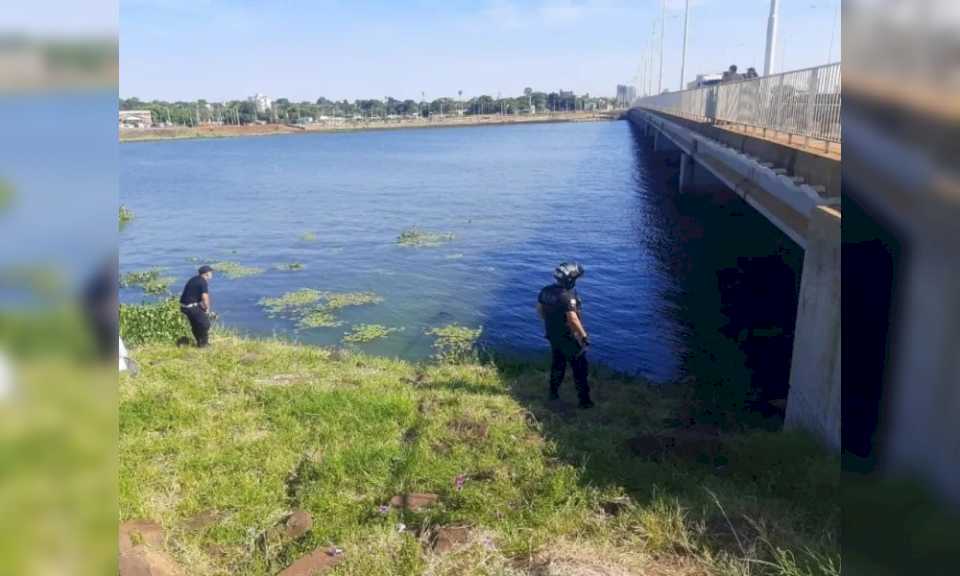 rescataron-a-una-mujer-que-cayo-al-arroyo-zaiman-en-posadas