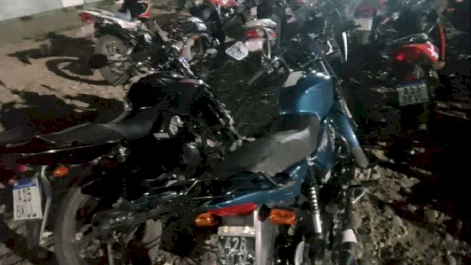 inspectores-municipales-y-policias-de-neuquen-secuestraron-trece-motos-en-un-operativo-de-transito