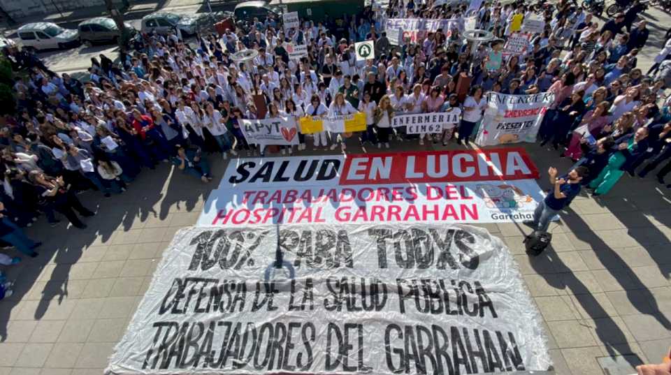 trabajadores-del-garrahan,-docentes-y-estudiantes-universitarios-protestan-contra-el-ajuste-en-plaza-de-mayo