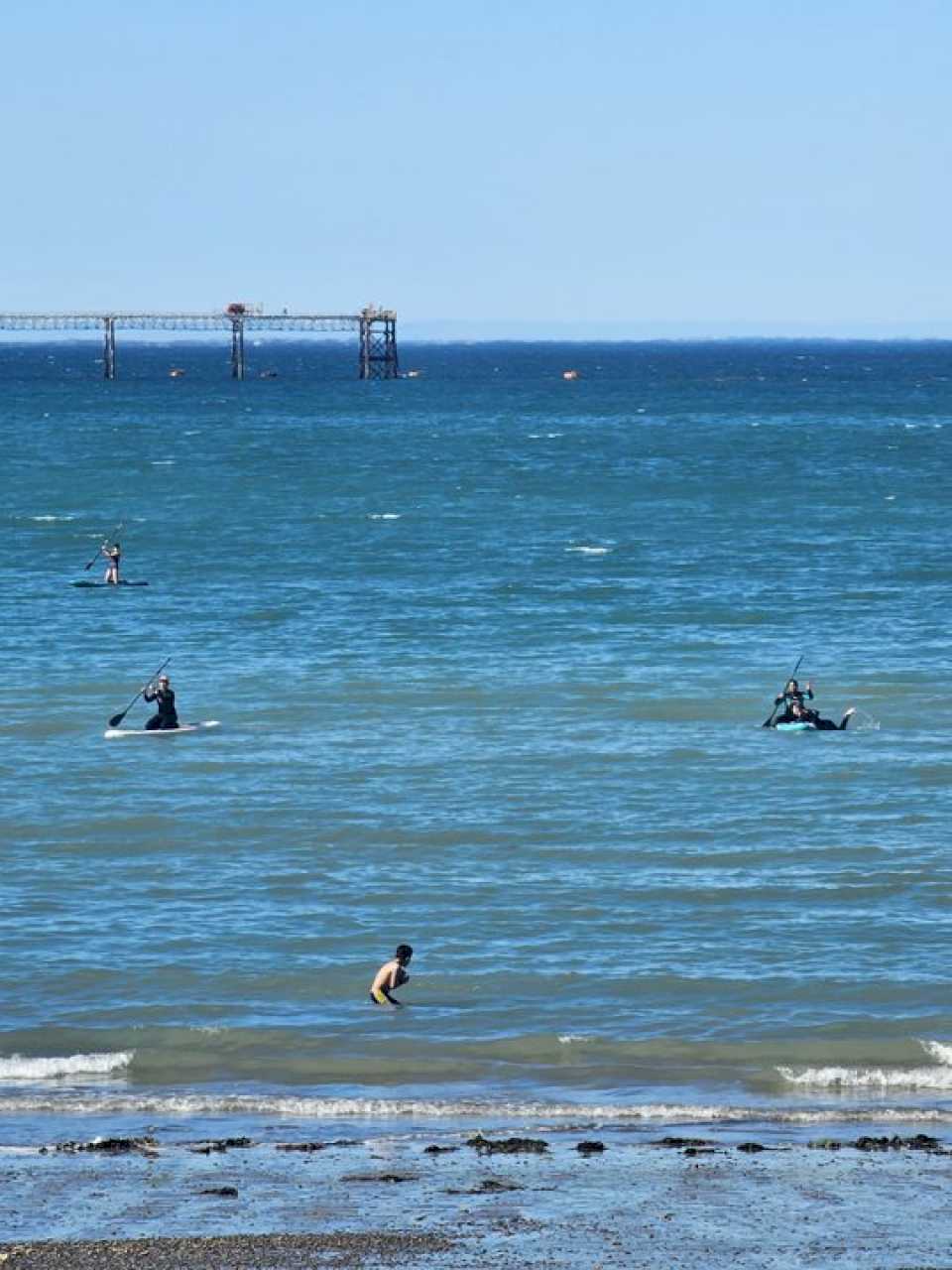 dia-de-playa-en-comodoro:-la-temperatura-supero-la-maxima-y-alcanzo-los-28.6-°c