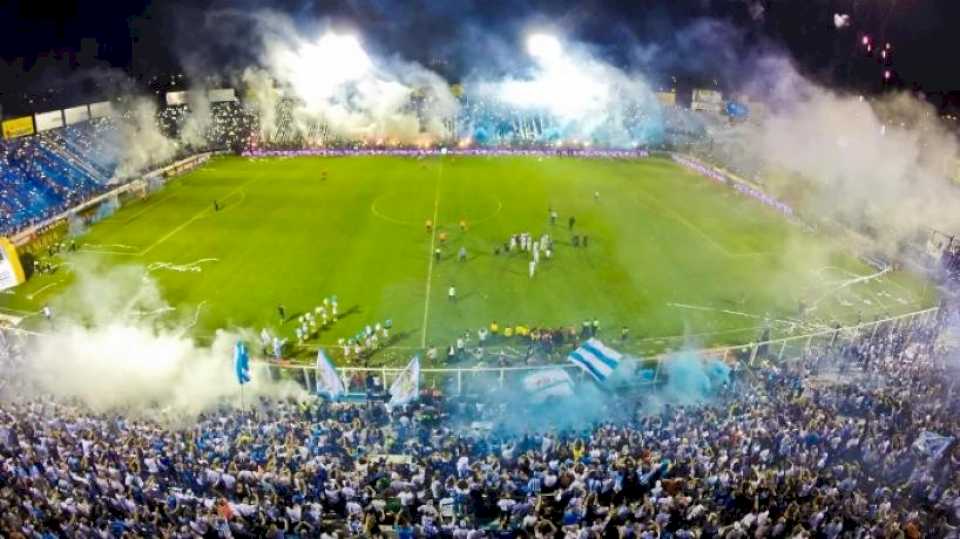 «es-una-porqueria»:-no-midio-lo-que-dijo-y-los-hinchas-de-atletico-tucuman-explotaron-de-la-peor-manera