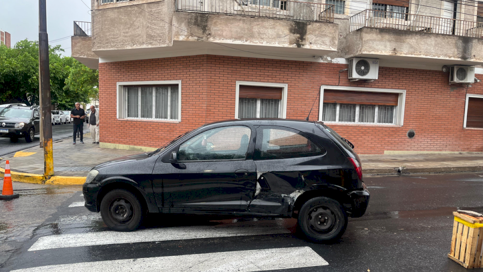 conductor-desaprensivo:-choco-contra-un-auto-en-pleno-centro-y-se-dio-a-la-fuga