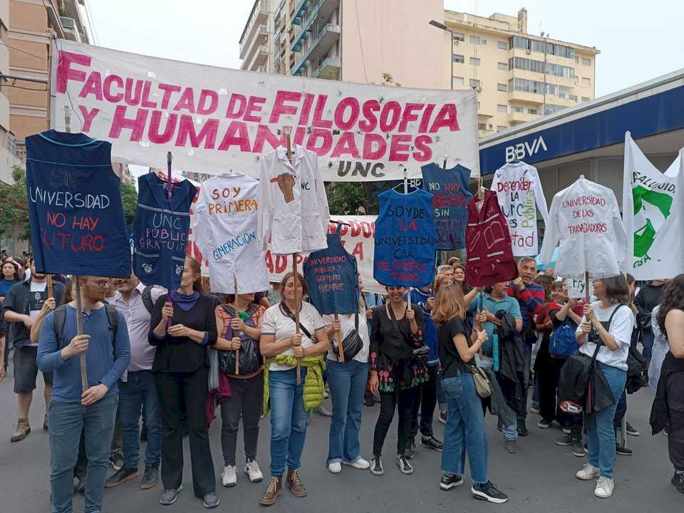 en-fotos:-nueva-marcha-universitaria-en-la-ciudad-de-cordoba