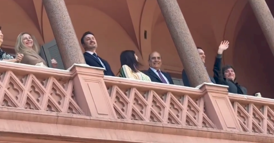 javier-milei-salio-al-balcon-de-casa-rosada-para-saludar,-pero-fue-sorprendido-por-una-protesta