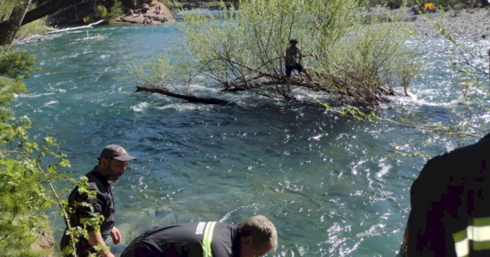 dramatico-rescate-en-un-camping-de-el-bolson:-quiso-cruzar-el-rio-azul-en-moto-y-termino-con-hipotermia