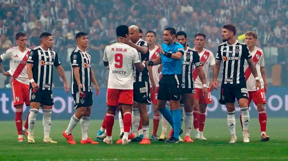 Polémica en el arranque de River vs. Atlético Mineiro: ¿era penal por mano de González Pirez?