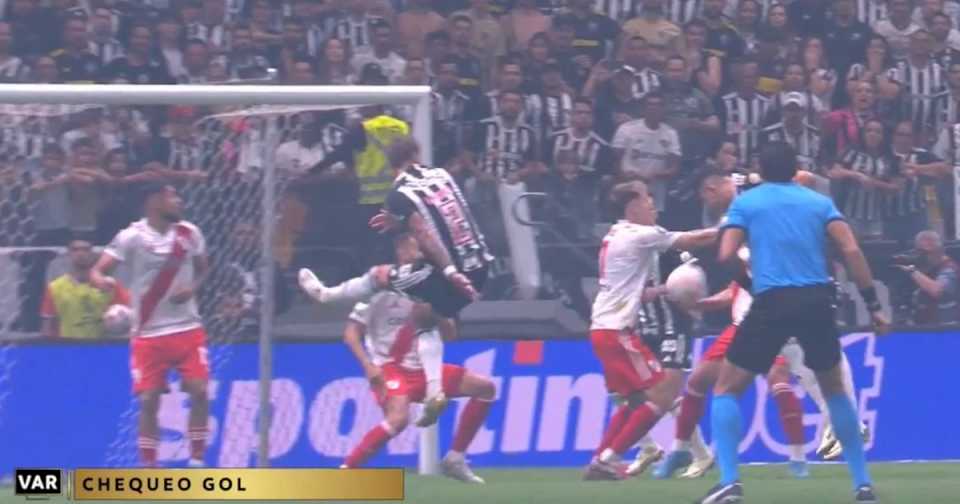 polemica-en-atletico-mineiro-vs.-river,-por-la-copa-libertadores:-por-que-no-cobraron-penal-por-la-mano-de-gonzalez-pirez-en-brasil