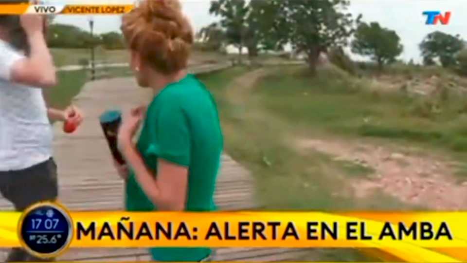 El incómodo momento durante un móvil de TN: «Tomatelás, estamos de trampa»