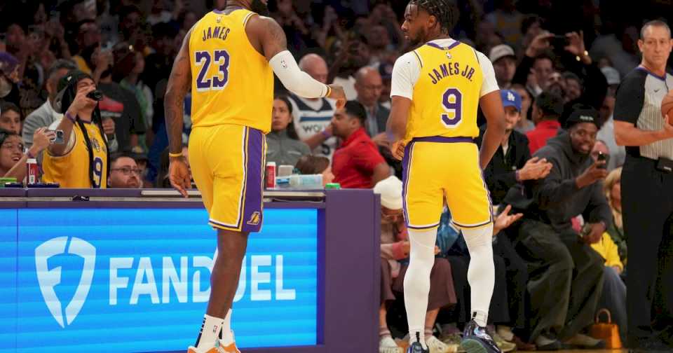 lebron-james-y-su-hijo-bronny-hicieron-historia:-son-la-primera-dupla-padre-e-hijo-en-jugar-juntos-en-la-nba