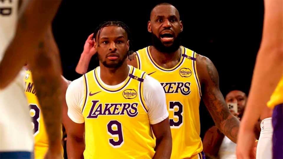 lebron-james-y-su-hijo-bronny-jugaron-juntos-con-la-camiseta-de-los-lakers-y-quedaron-en-la-historia-de-la-nba