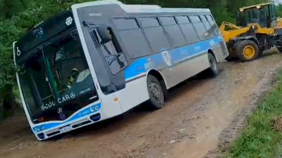 un-colectivo-se-enterro,-enviaron-una-grua-y-tambien-quedo-atrapada